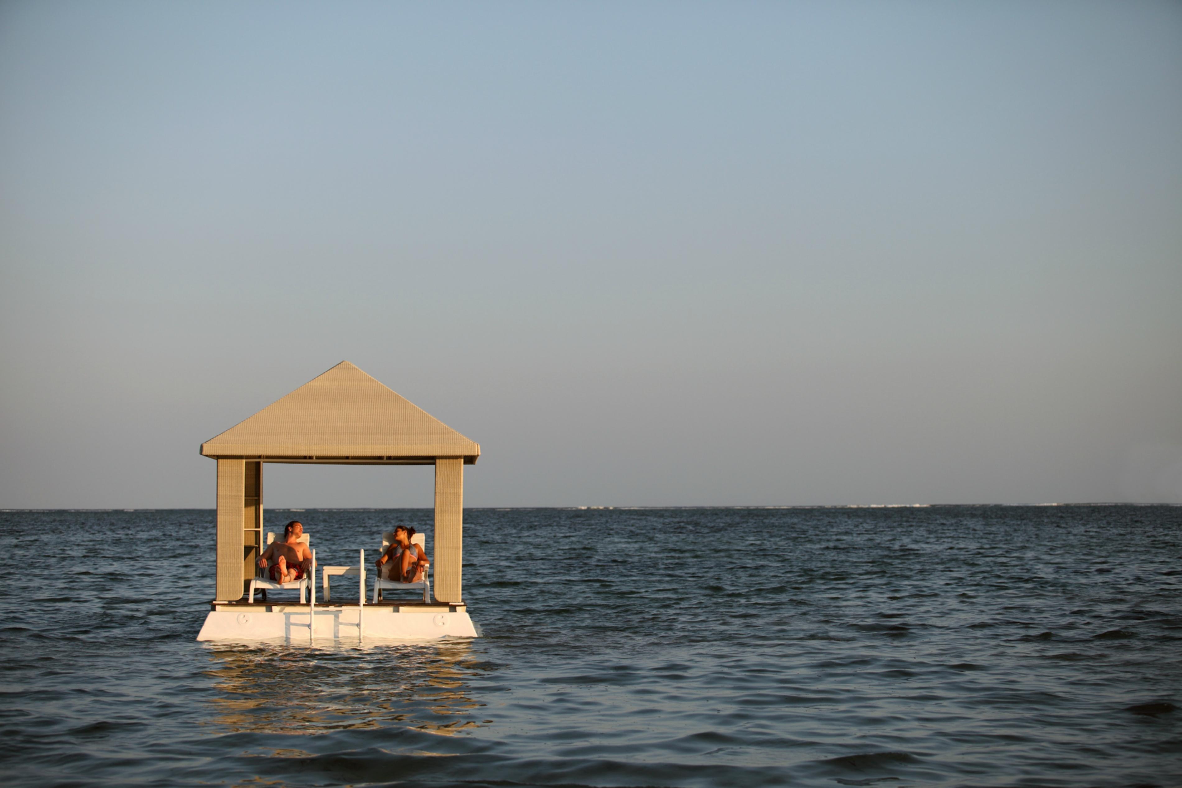 Puri Santrian Beach Resort And Spa Санур Экстерьер фото