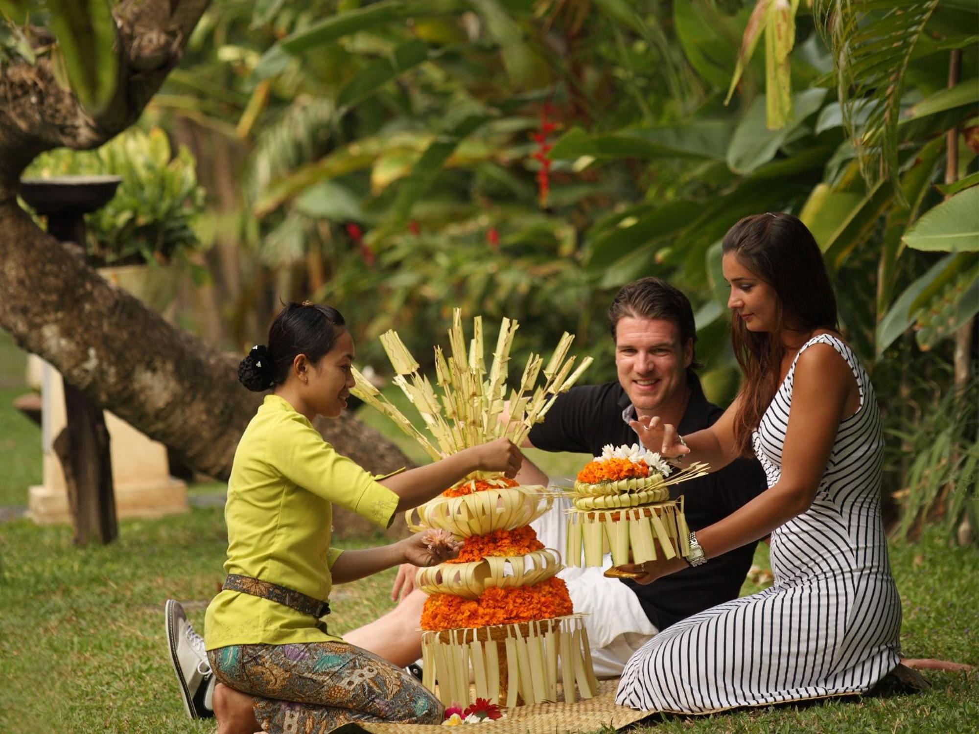 Puri Santrian Beach Resort And Spa Санур Экстерьер фото