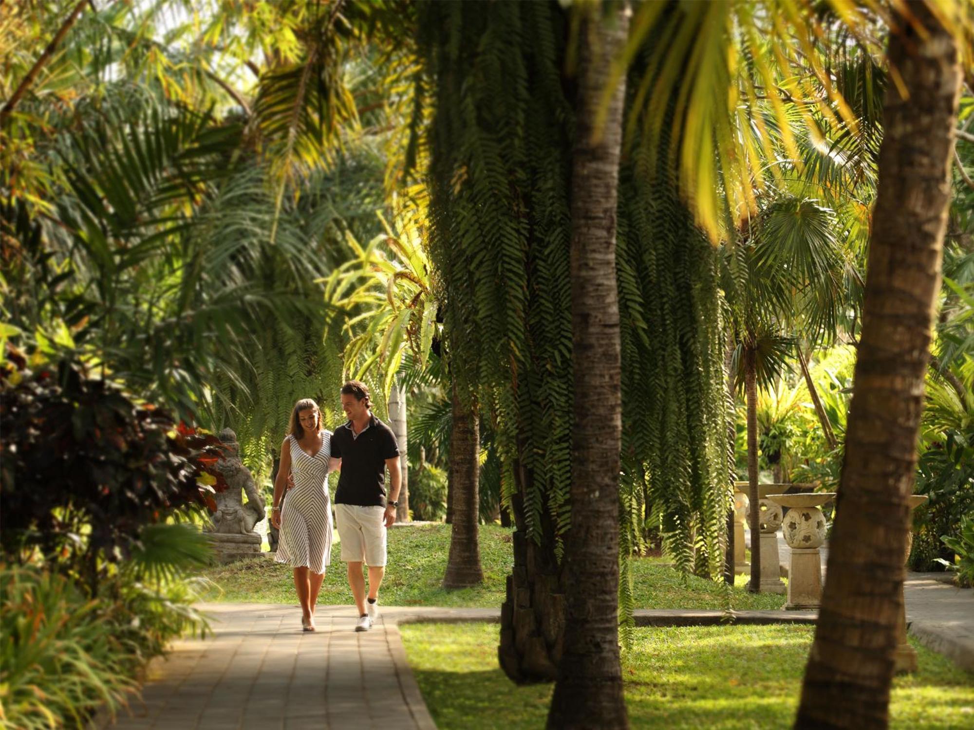 Puri Santrian Beach Resort And Spa Санур Экстерьер фото