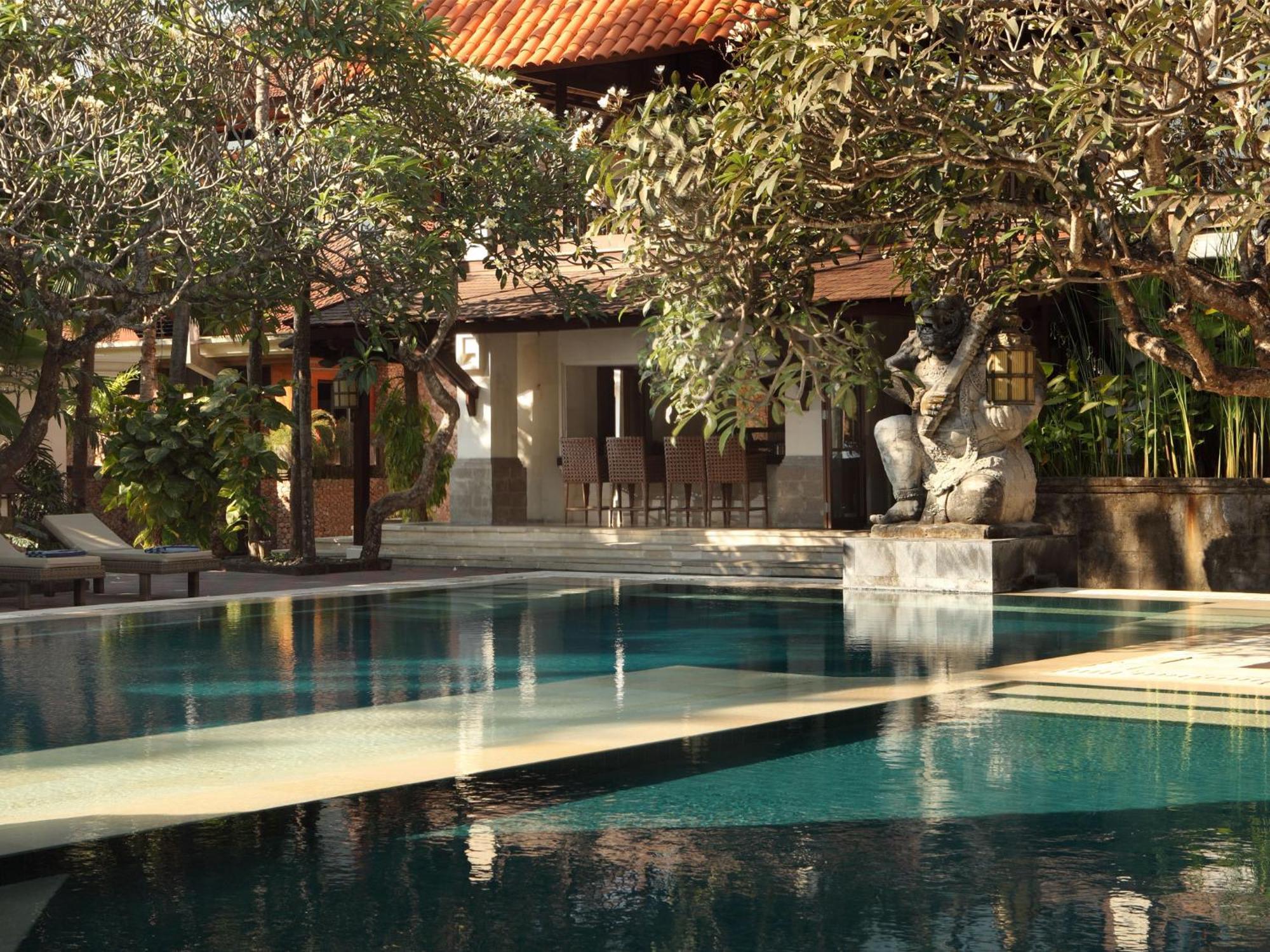 Puri Santrian Beach Resort And Spa Санур Экстерьер фото