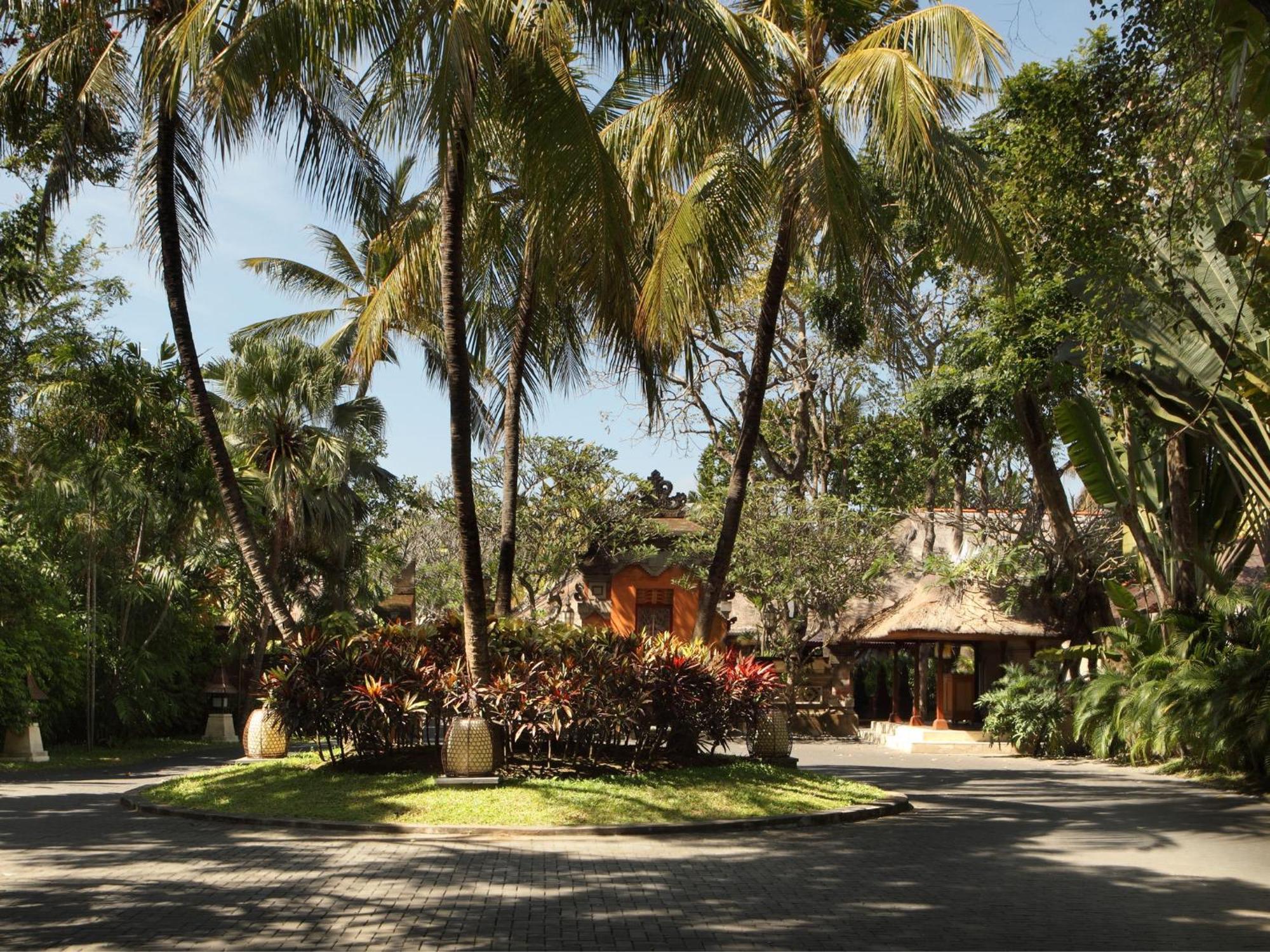 Puri Santrian Beach Resort And Spa Санур Экстерьер фото