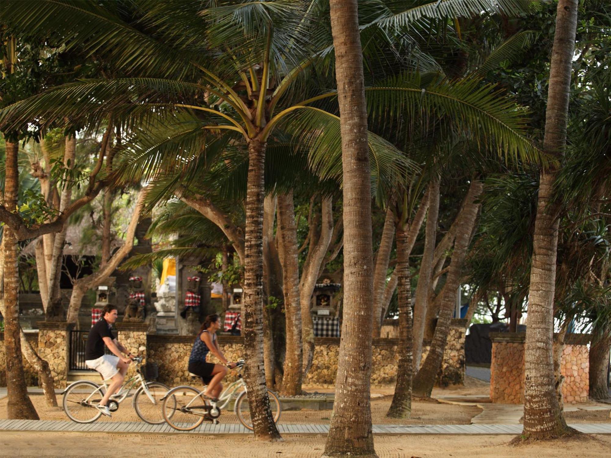 Puri Santrian Beach Resort And Spa Санур Экстерьер фото