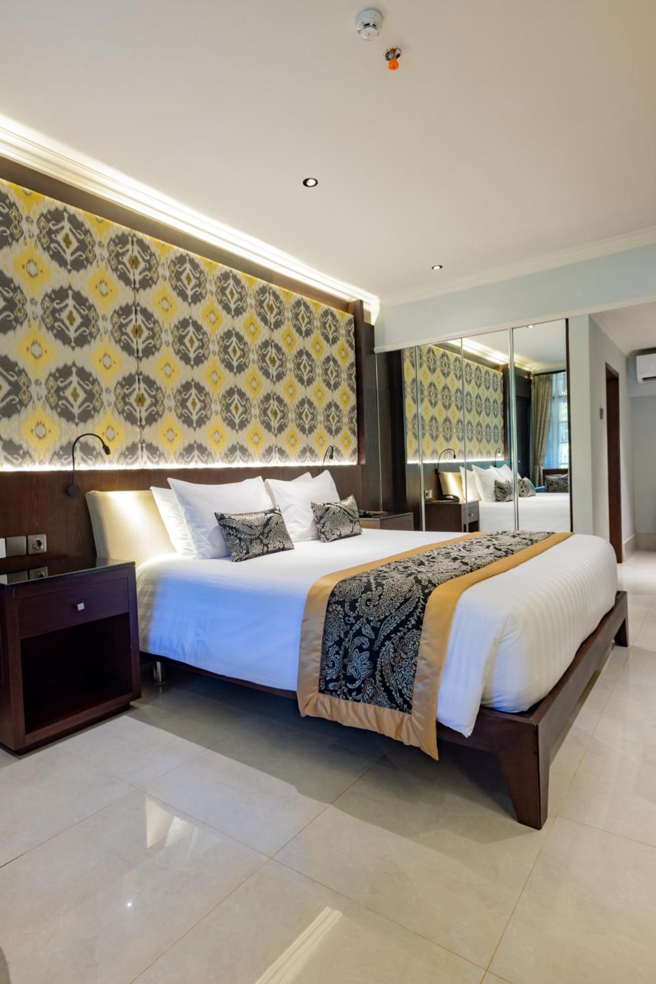 Puri Santrian Beach Resort And Spa Санур Экстерьер фото