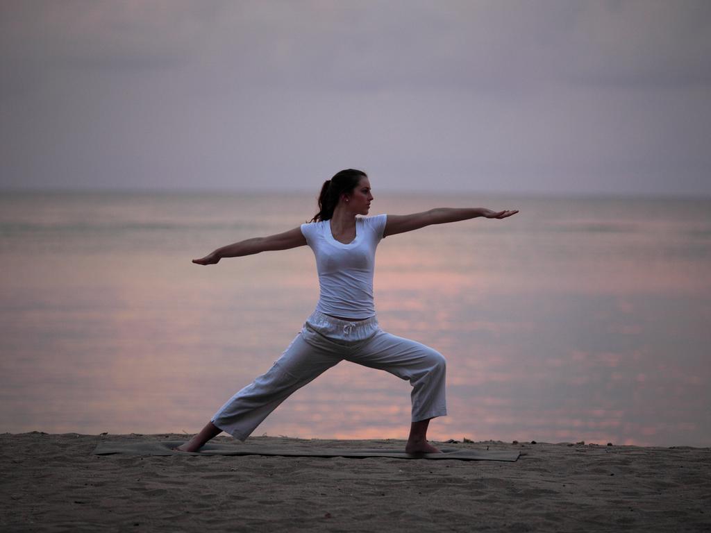 Puri Santrian Beach Resort And Spa Санур Экстерьер фото